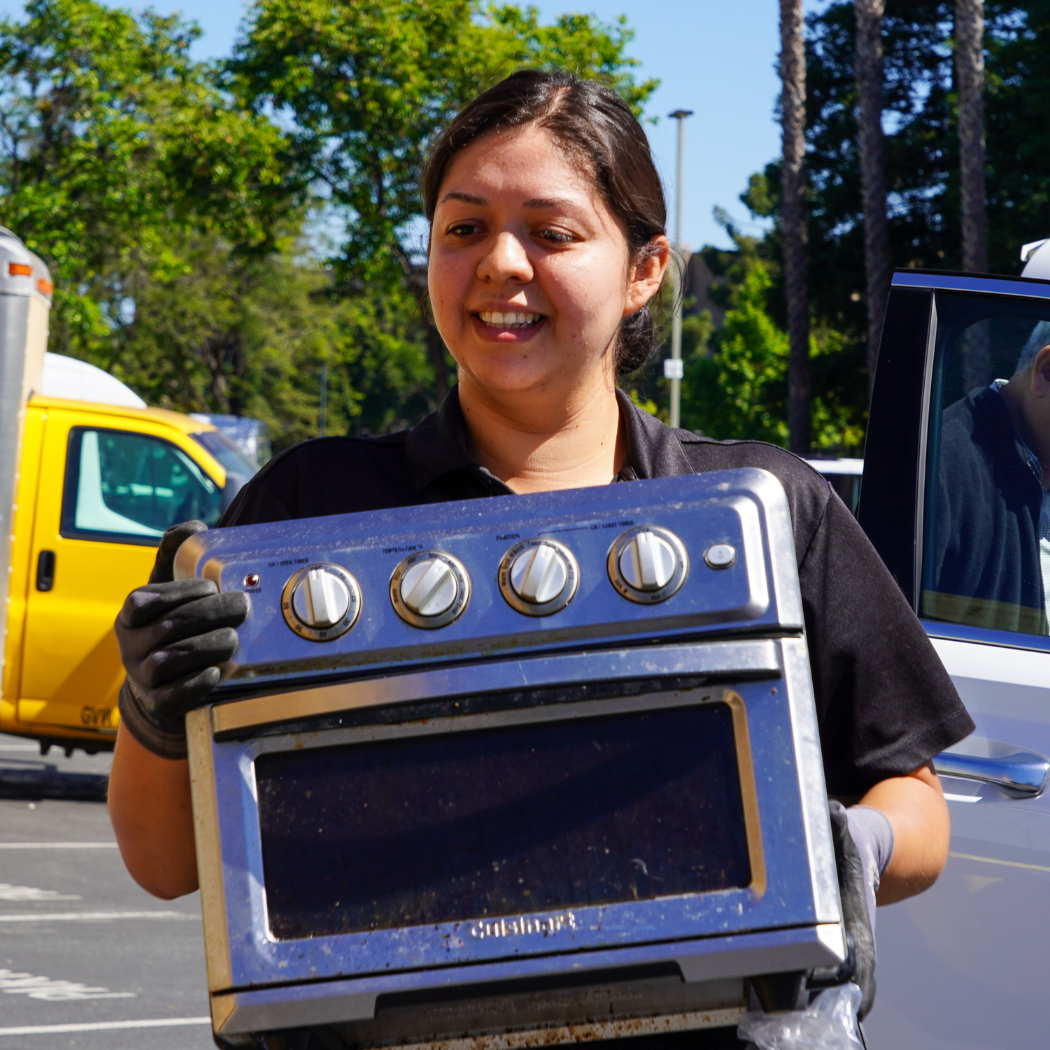 ZWSV Supervisor Carrying E-waste